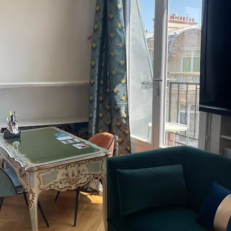 Beautiful Terrace Invalides And Fireplace アパート